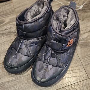 NWOT Avalanch Women's Sz 8 Insulated Velcro Straps Boots